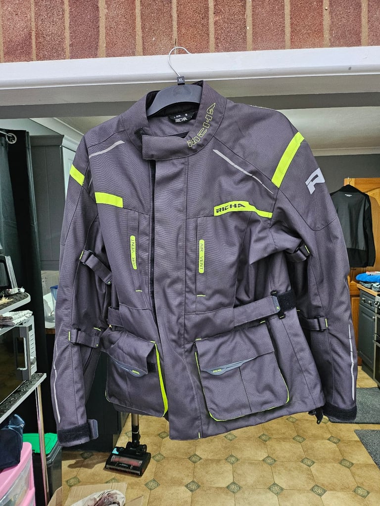 Richa new motorcycle jacket small size comes with inner 