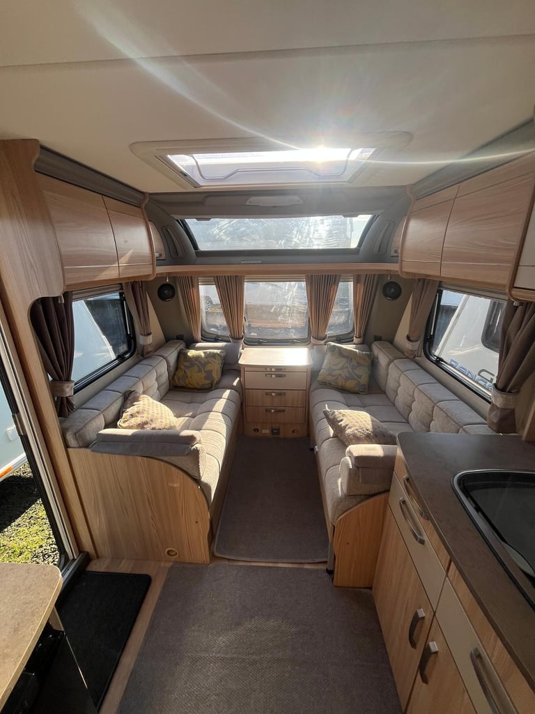 Coachman Pastiche 560/4 4 berth fixed bed fitted mover