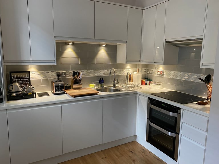Beautiful, 2 bedroom, tenement flat with garden access – available November