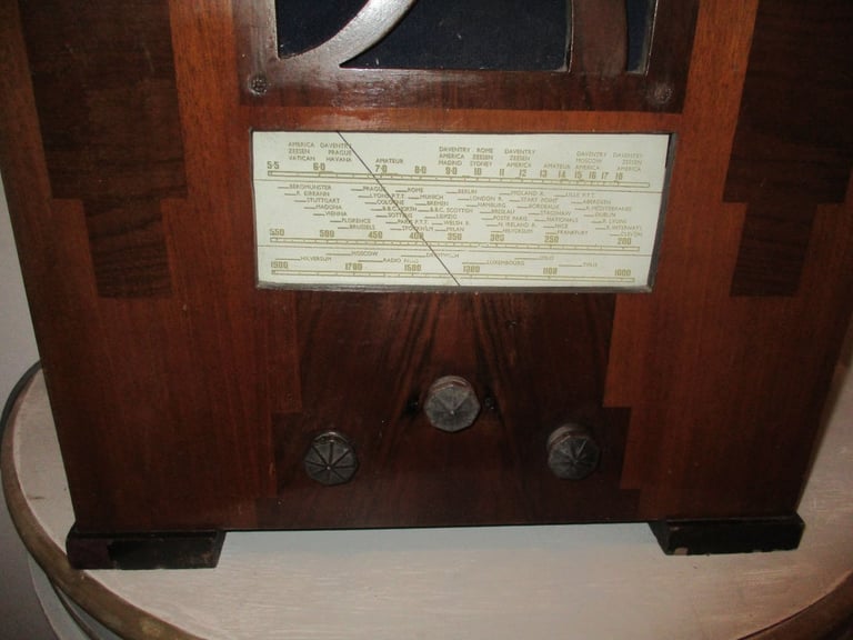 Walnut Art Deco  "Ultra Tiger , London" Wireless 