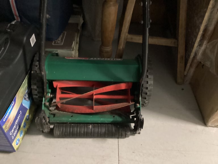 QUALCAST HAND-PUSH LAWN MOVER WITH GRASS CUTTER