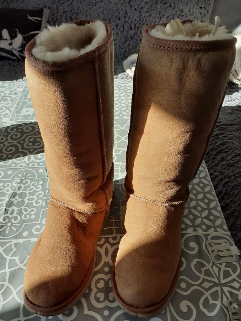 LADIES UGG BOOTS ON;Y WORN IN HOUSE  AS NEW £30 will take £25 no,less