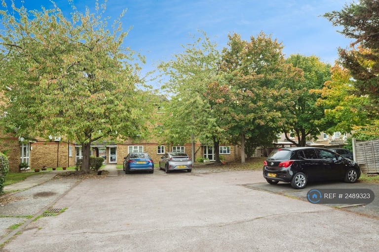 1 bedroom flat in Mill Court, London, E10 (1 bed) (#2489323)