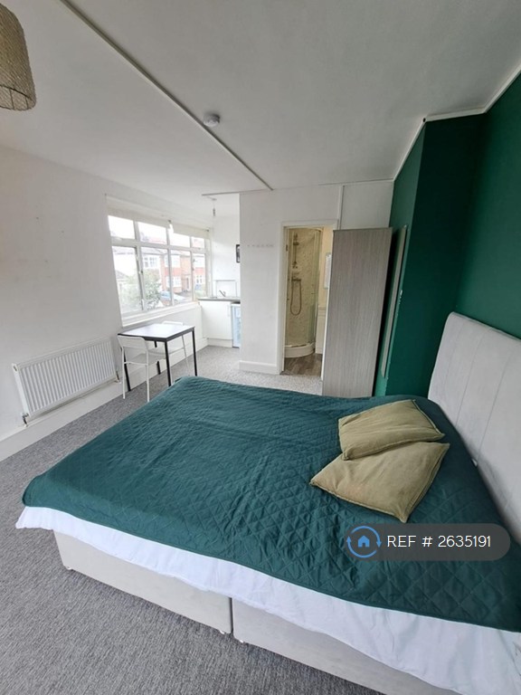 Studio flat in Crown Lane, London, N14 (#2635191)