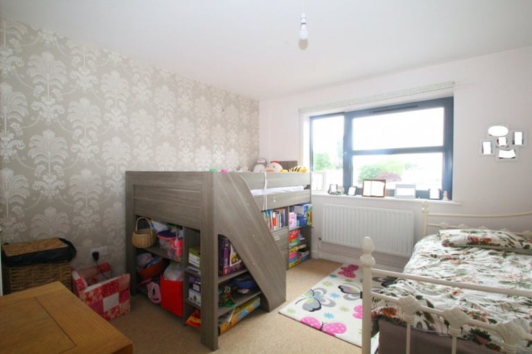 Hane Estate Agents offer a 1 bedroom 2nd floor flat within a modern block with lift access