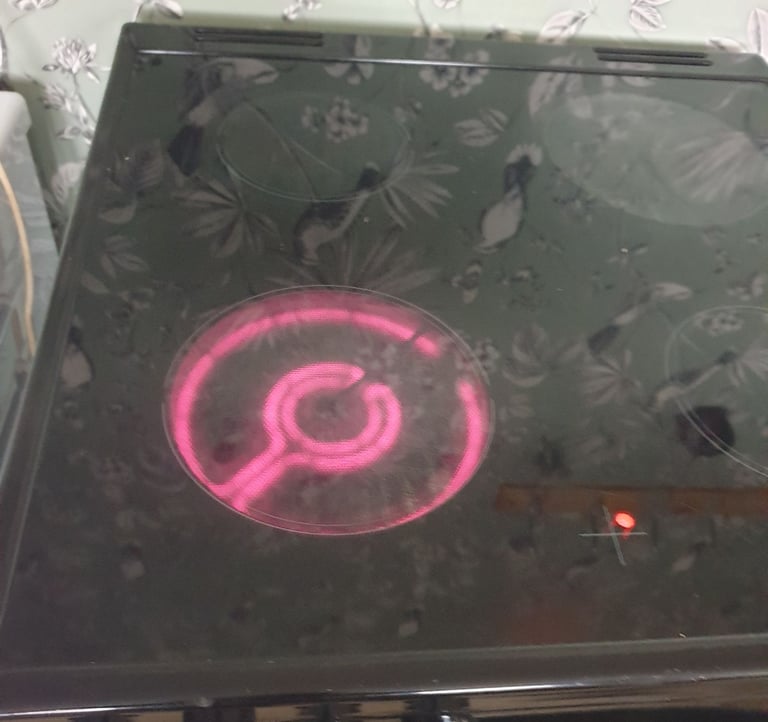 Indesit id67v9  electric cooker  approx  2. Years old 