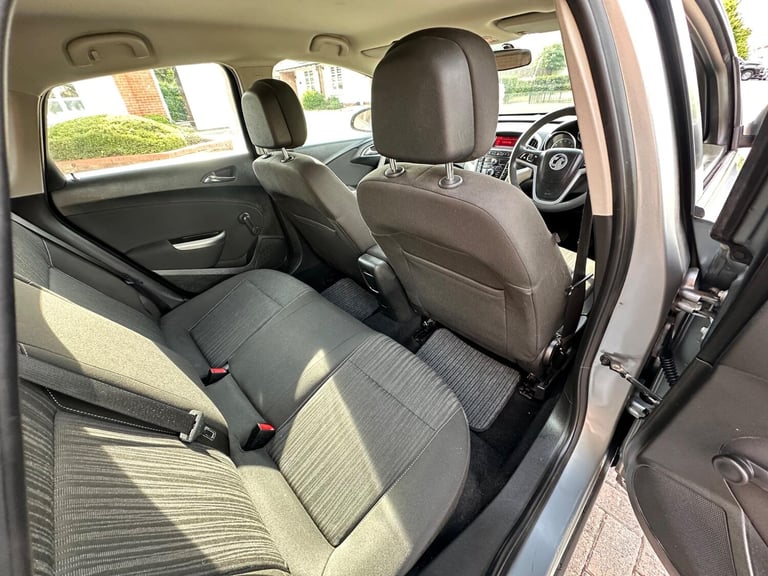 2011 Vauxhall Astra 1.4 16v Exclusiv Euro 5 5dr HATCHBACK Petrol Manual