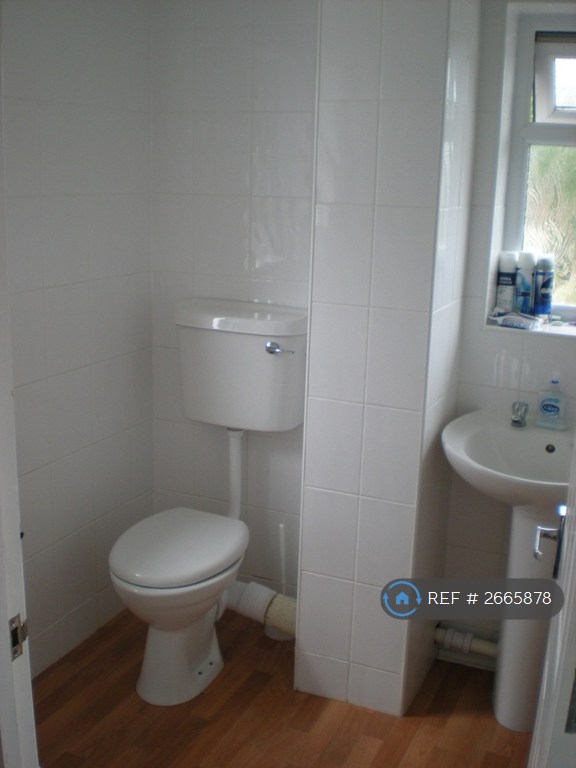 6 bedroom house in Applegarth Avenue, Guildford, GU2 (6 bed) (#2665878)