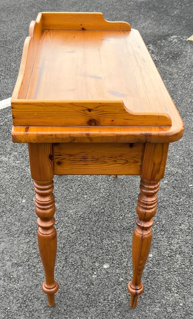 A QUALTY OREGON SOLID PINE CONSOLE TABLE