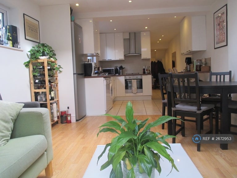 image for 2 bedroom flat in Southfields, London, SW18 (2 bed) (#2672953)