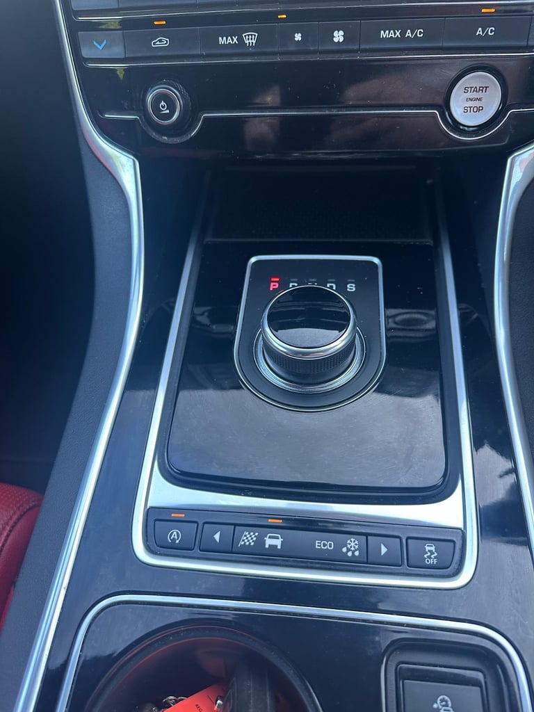 2017 Jaguar XE 2.0 180 BHP / 8 SPEED AUTO / R-SPORT EDITION  / TWO-TONE LEATHER 