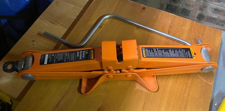 image for Halfords 1.5 tonne scissor jack