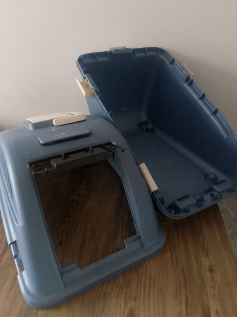 Cat travel carrier with storage 