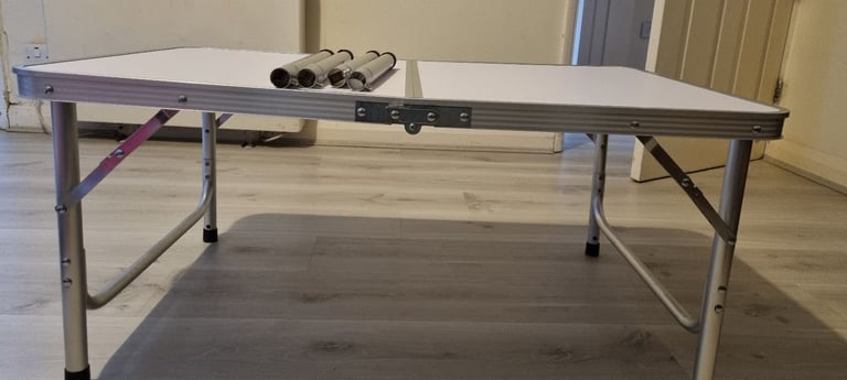 Foldable picnic table