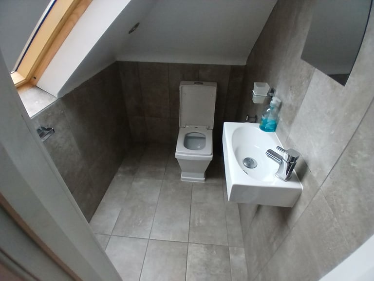 Large Double Room With en suite WC and ALL BILLS INCLUDED in Purley