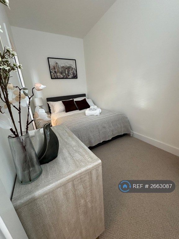 1 bedroom flat in Northenden Road, Sale, M33 (1 bed) (#2663087)