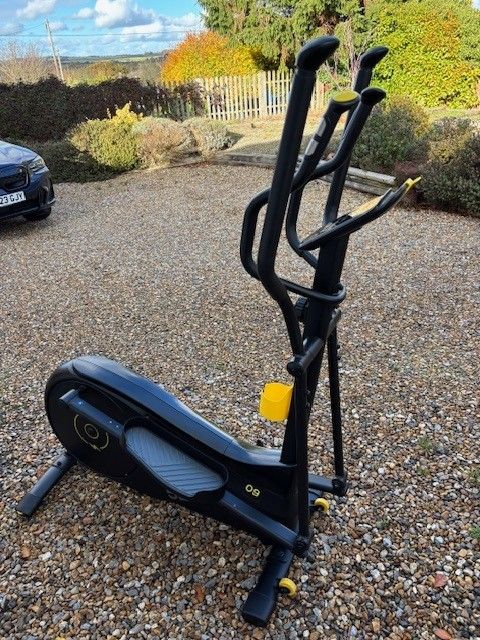 Elliptical cross-trainer self-powered with heart rate & calories tracker