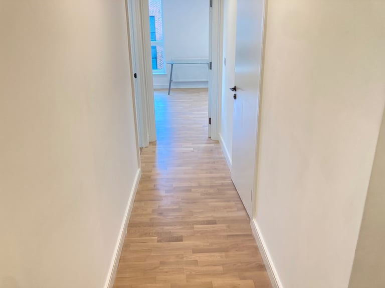 New Build Quality Lift Concierge Balcony Flat 2 Bed 2 Bath Gardens Gym Lounge Cinema Near Rail Bus