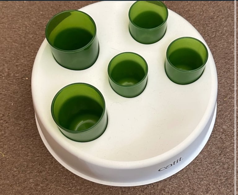 Cat feeder in excellent condition