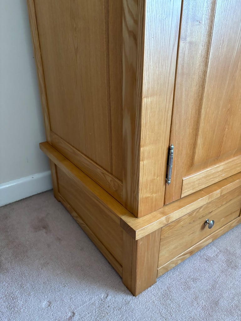 Beautiful ‘Sleepy Valley’ Solid Oak large double wardrobe with 2 spacious drawers like new DELIVERY
