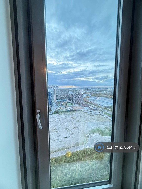 2 bedroom flat in Michigan Point Tower D, Salford, M50 (2 bed) (#2668140)