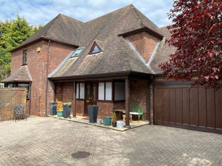 SUPERB 4 BEDROOM, 3 BATHROOM DETACHED HOUSE DORSET/HAMPSHIRE BORDER