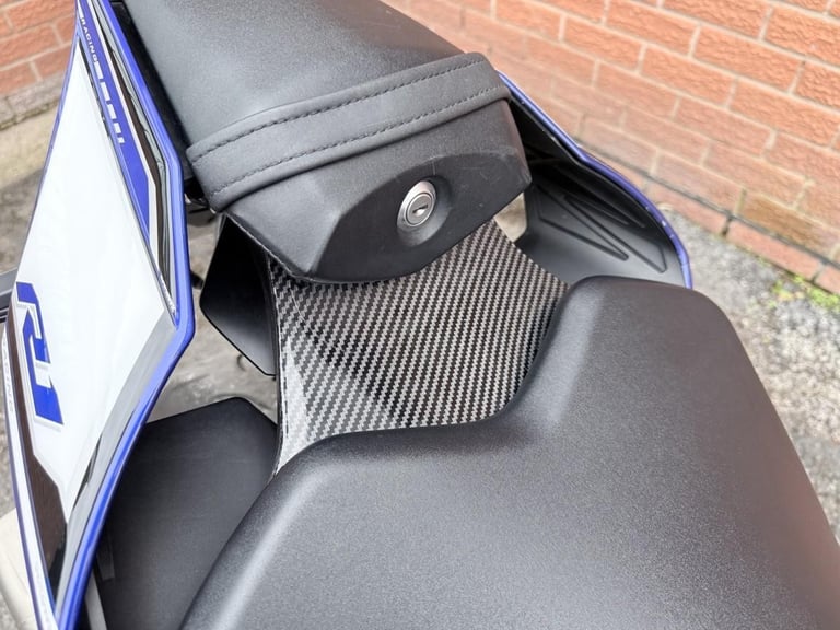 YAMAHA YZF R1 16