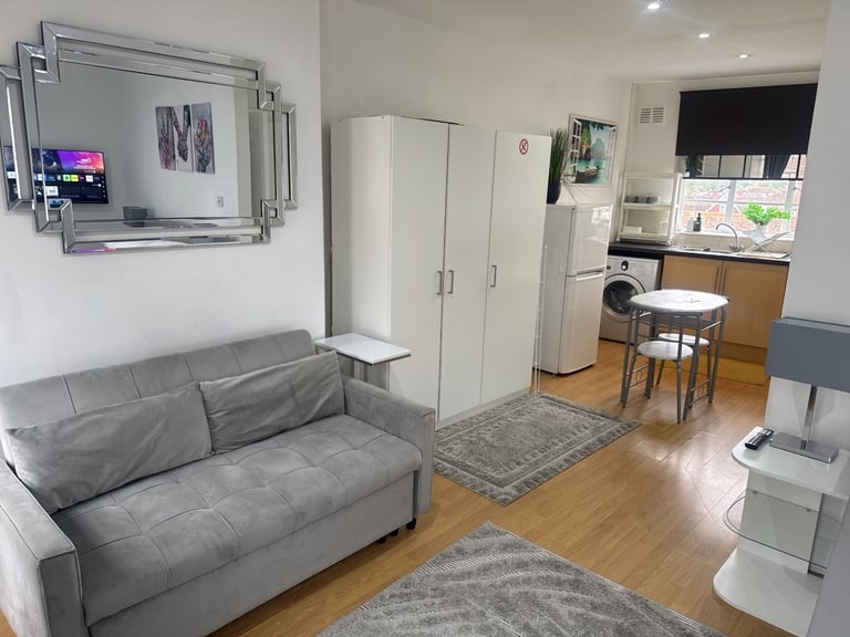 Fully furnished Studio Apartment in the Heart of Canterbury High Street ✨