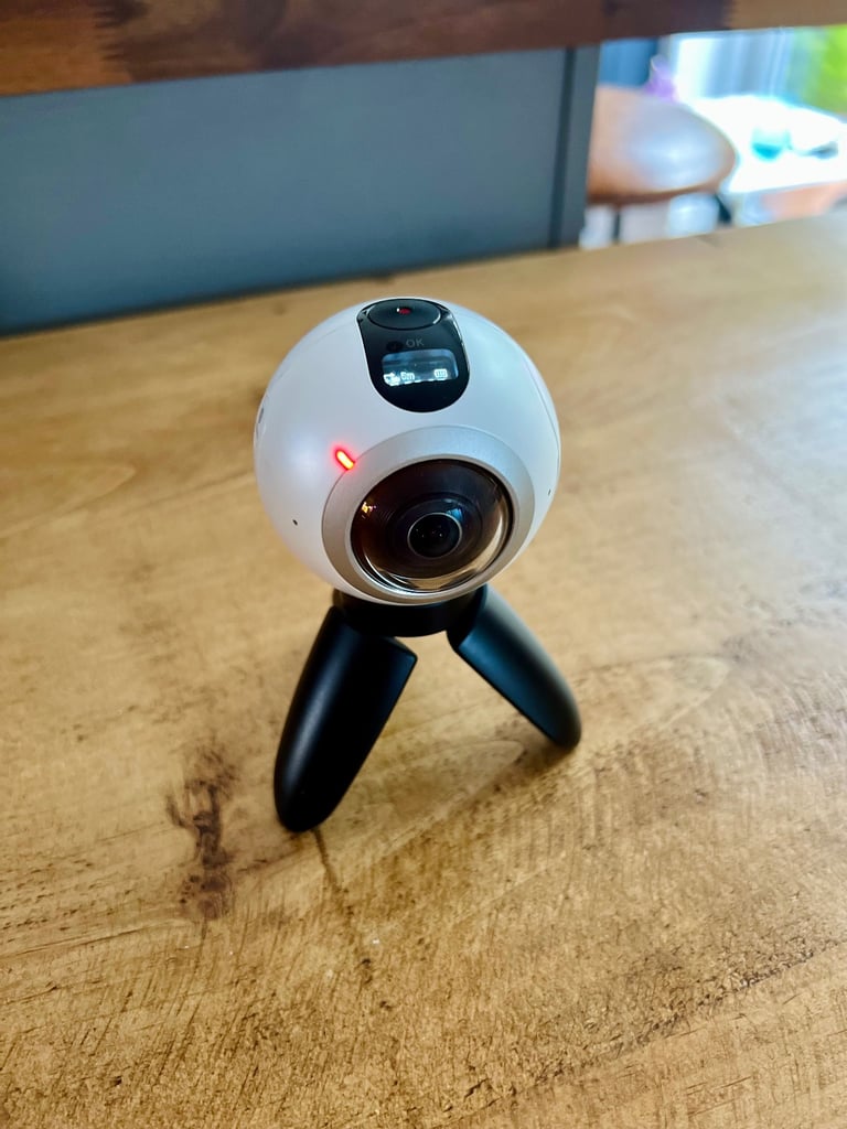 Samsung gear 360 camera and case