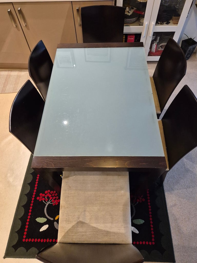 Dining Table with 6 Chairs – Extendable, Sturdy & Functional