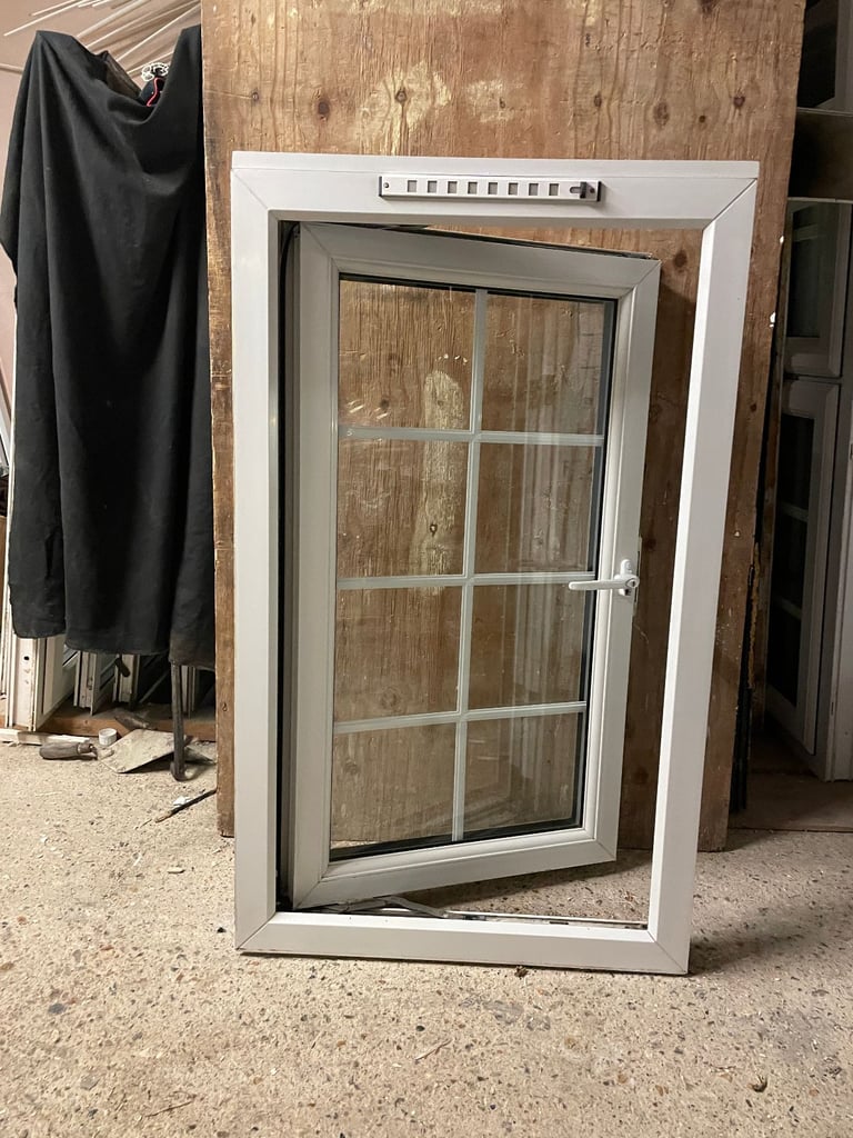 H 109 x W 65 cm - BEAUTIFUL GEORGIAN UPVC DOUBLE GLAZED WINDOW - CLEAR GLASS (REF: SJ466) 