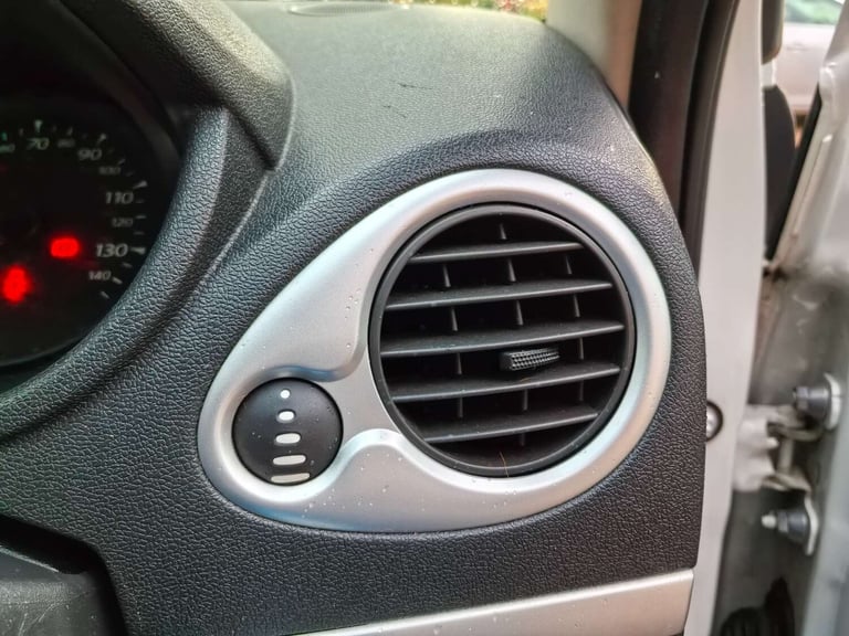 2009 Renault Clio 1.1 Clio Expression 16v 5dr Hatchback Petrol Manual