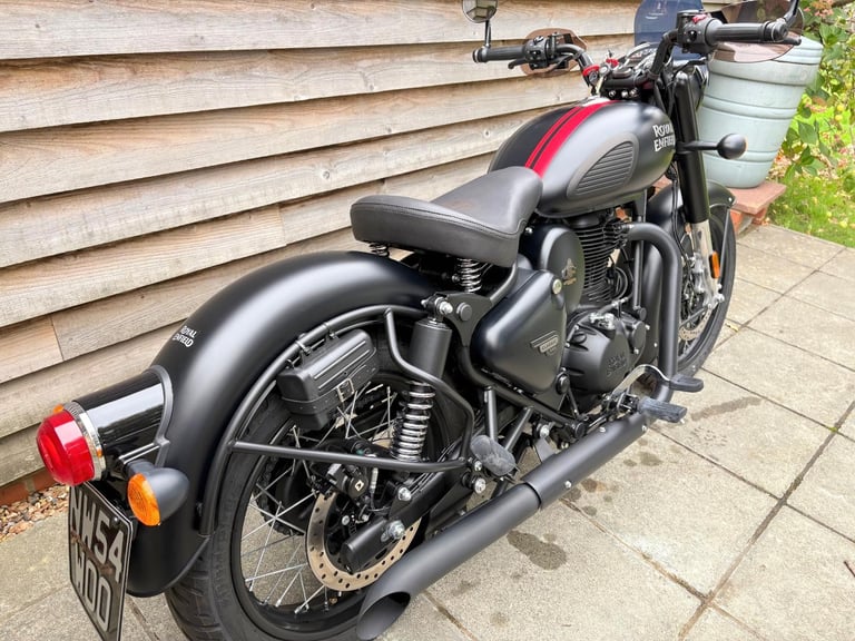 2023 / 23 Royal Enfield CLASSIC 350 £3500 Black 201 miles.