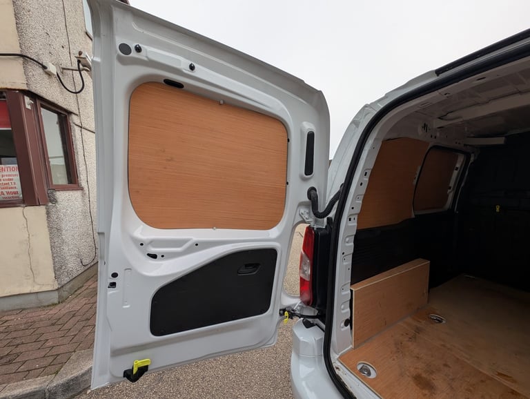 VAUXHALL COMBO 1.5 Turbo D 2300 Pro *high Spec Van* 2023