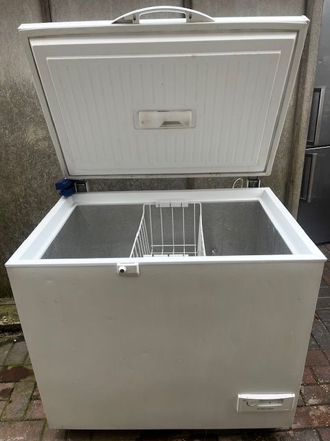 image for MEDIUM SIZE (265L) ELECTROLUX CHEST FREEZER IN GOOD WORKING CONDITION