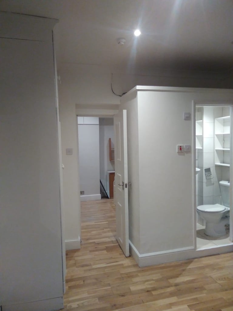 DSS GR FL2 BEDROOM GARDEN FLAT10MIN BUS WIMBLEDON10MIN WALK RAYNES PARK ONLY FOR PARENTS+CHILDREN