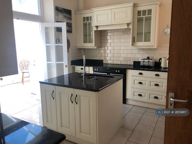 9 bedroom house in Bryn Road, Brynmill, Swansea, SA2 (9 bed) (#2659817)