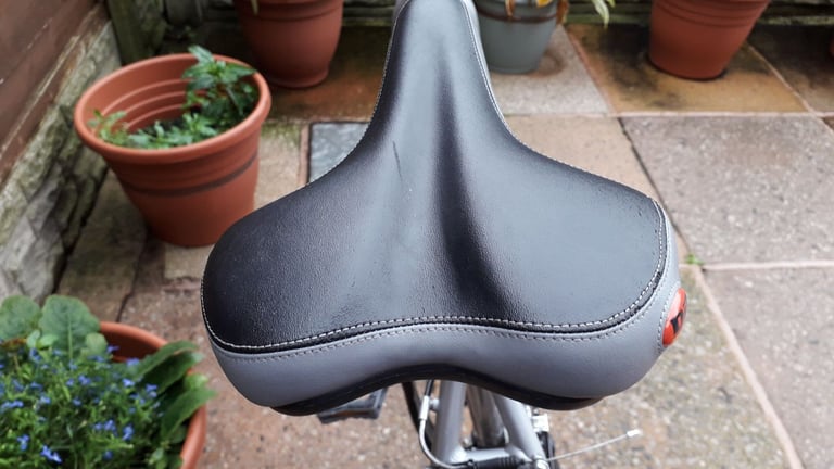 Here I have for sale a Mongoose hybrid ladies bike in Medium size in Excellent Condition