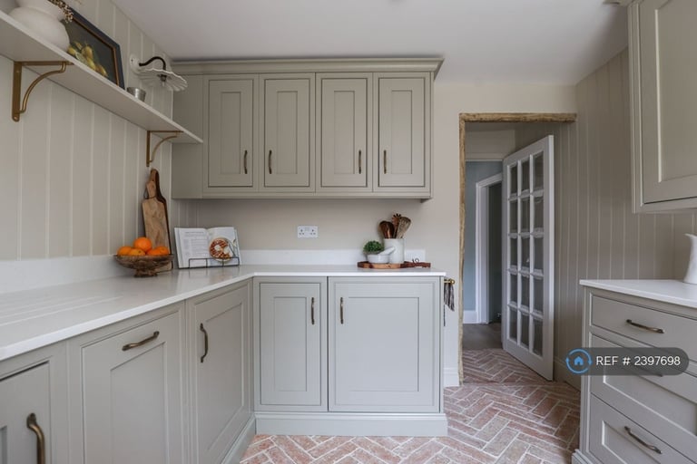 3 bedroom flat in High Street, Harpenden, AL5 (3 bed) (#2397698)