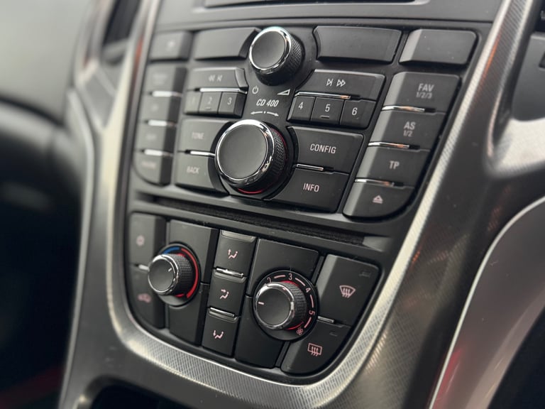 2011 Vauxhall Astra 1.6i 16V SE 5dr HATCHBACK Petrol Manual