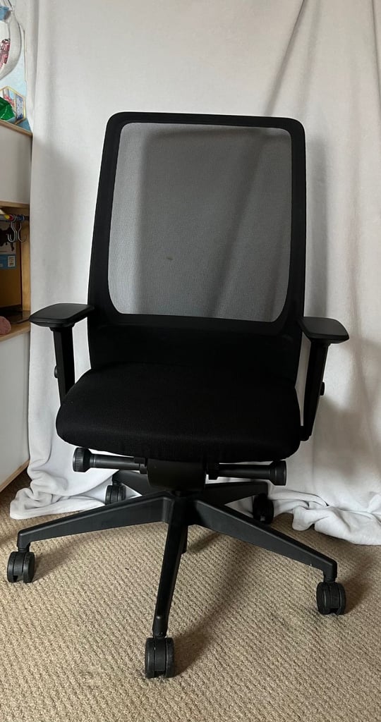 image for professional office chair Interstuhl 1S04 swivel seat on wheel adjustable Mesh back