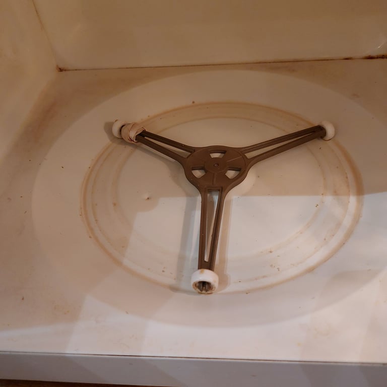 Second-hand white microwave 750W