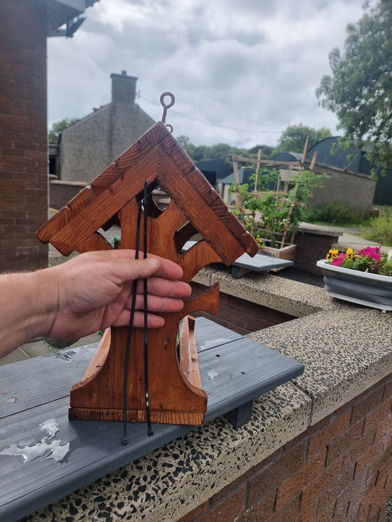 Bird feeding house 