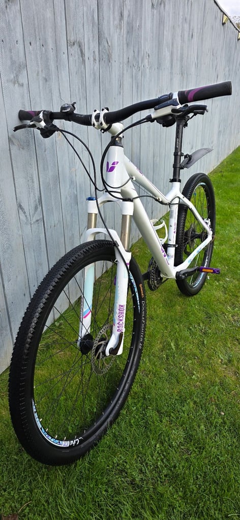 Giant Liv women’s performance bikes medium size 27.5 wheels hydraulic brakes everything works perfec