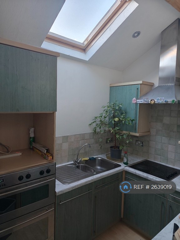 2 bedroom flat in Clare Road, Halifax, HX1 (2 bed) (#2639019)