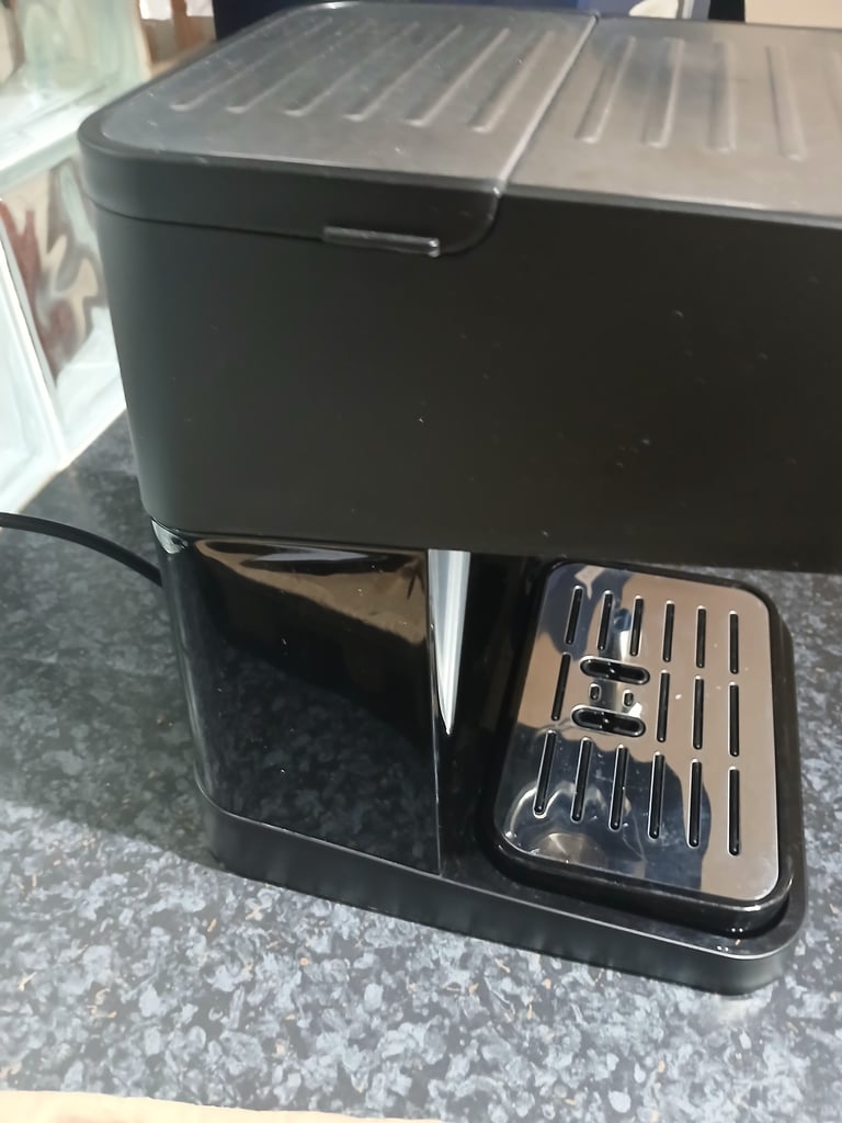 Nearly new Delonghi Coffee/ Cappuccino machine