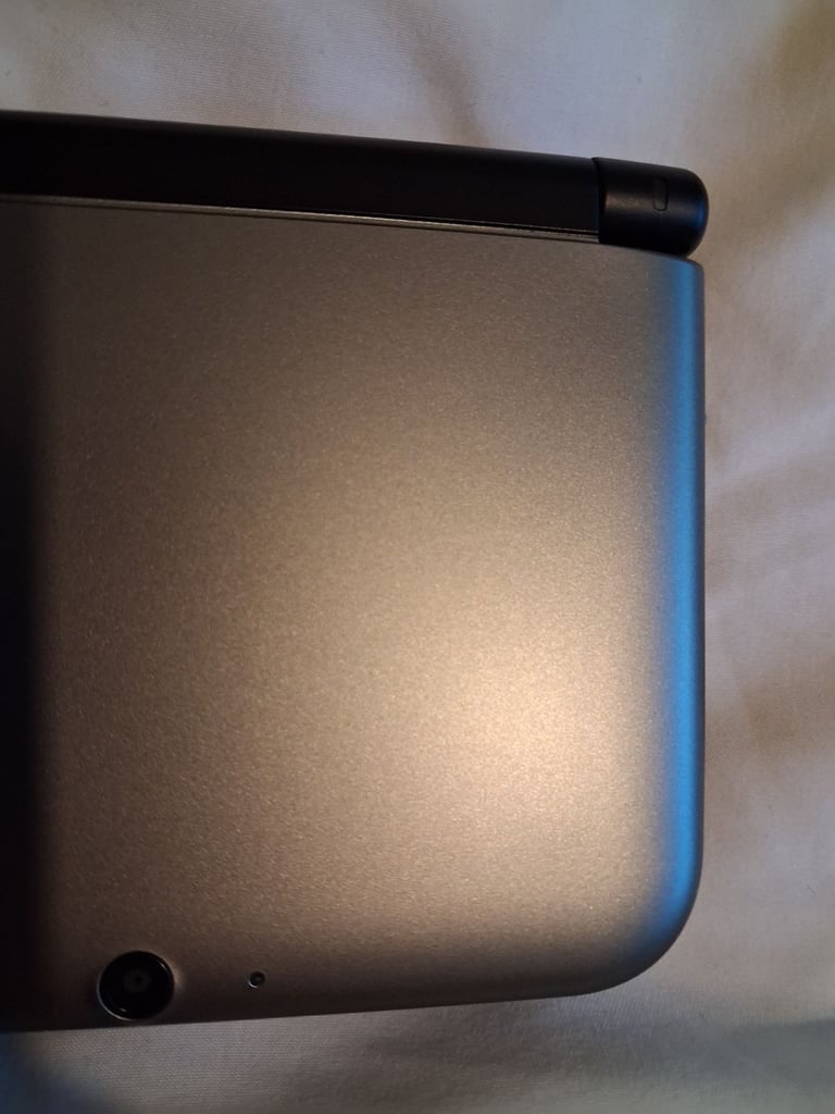 Silver Nintendo 3DS XL Package. Excellent condition. No scratches. Barely used.