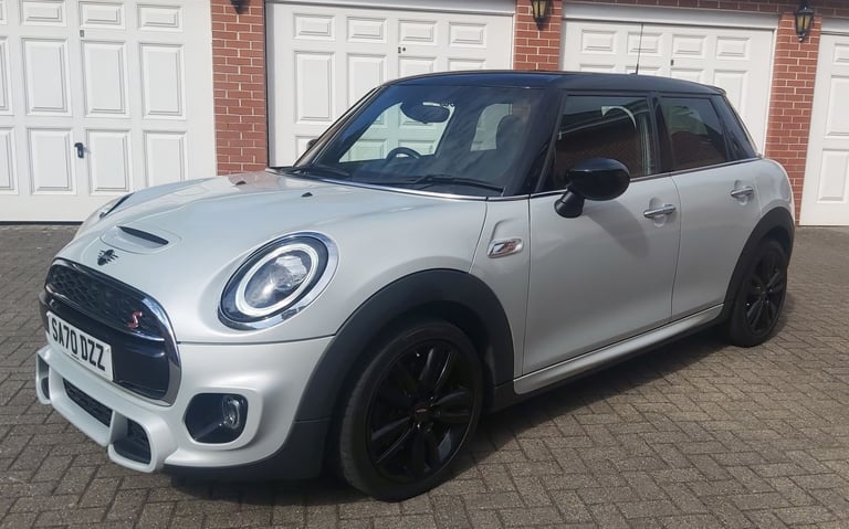 Mini Cooper S 'Sport' 5 Door 6-Speed Manual, White Silver Metallic with Dinamica/Black Cloth. 