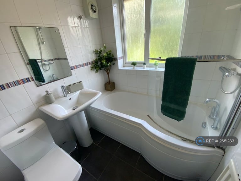 6 bedroom house in Ash Grove, Guildford, GU2 (6 bed) (#2661283)