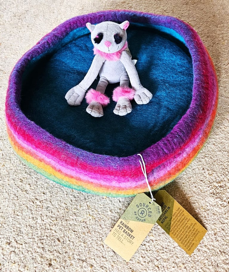 Colourful Wool Pet Bed Cat/Small Dog RRP. 50 Pounds - NEW WITH TAGS